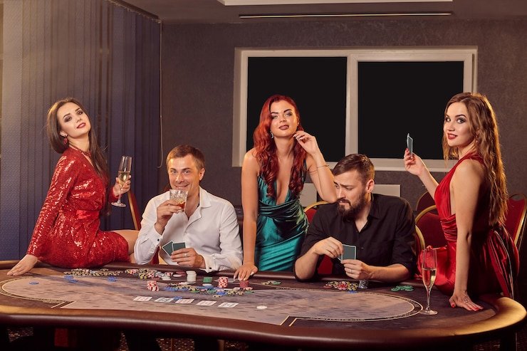 Dealer live casino yang sedang membagikan kartu dalam sesi permainan secara langsung